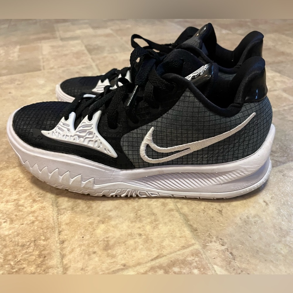 Kids basketball shoes